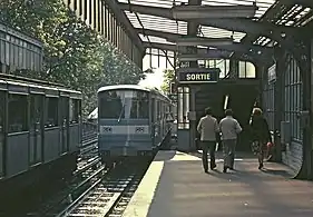 Croisement de deux rames de métro dans une station de la section aérienne de la ligne