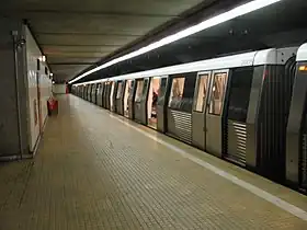 Un quai avec une rame de métro