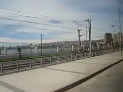 Rails du métro-train entre les installations portuaires et l'avenue Errázuriz