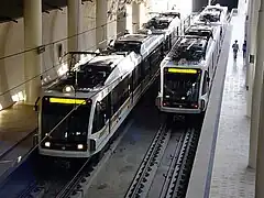 Trains à la station.