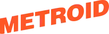 Metroid est inscrit en caractères capitales de couleur orangée, l'inscription est incliné et la droite du mot remonte.