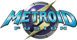 Metroid: Fusion est inscrit sur deux lignes en lettres bleues, avec le logo de la série en arrière plan (un disque avec un éclair).