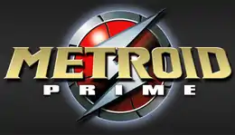 Metroid Prime est inscrit sur deux lignes en lettres dorées, avec le logo de la série en arrière plan (un disque avec un éclair).
