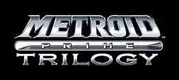 Metroid Prime: Trilogy est inscrit sur trois lignes en lettres grises aux reflets argentés sur un fond noir.