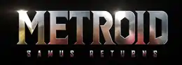 Metroid: Samus Returns est écrit sur deux lignes, en lettres couleur argent et légèrement dorée par endroits.