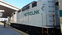 Un train est à l'arrêt à la gare d'Anaheim.