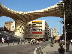 La rue Imagen, qui passe sous Metropol Parasol.