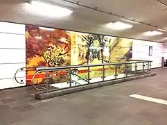 L'œuvre d'art dans le hall central de la station.