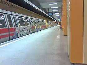 Une rame de métro à quai dans la station