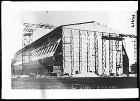 Photo montrant un vaste hangar à structure métallique.