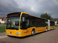 Un autobus de type articulé Mercedes-Benz Citaro G C2 en livrée "mirabelle" à l'un des terminus de la ligne L5.