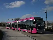 Un bus Van Hool ExquiCity 24 de couleur "prune" entrant au terminus de la ligne A près du parc-relais de Woippy.