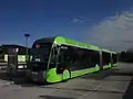 Station Grandes Écoles desservie par un bus en livrée "vert".