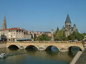 Le Moyen-Pont vu des berges du centre-ville