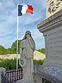 Statue et drapeau tricolore