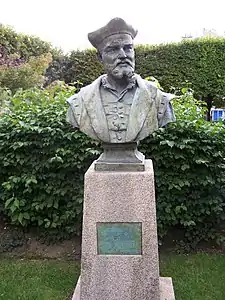 Buste de François Rabelais« Monument à François Rabelais à Meudon », sur À nos grands hommes,« Monument à François Rabelais à Meudon », sur e-monumen