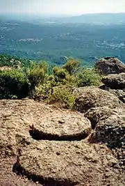 Meulière de la Pierre du Coucou, au fond : Fréjus et Saint-Aygulf.