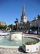 Fontaine et église Saint-Nicolas de Meursault.