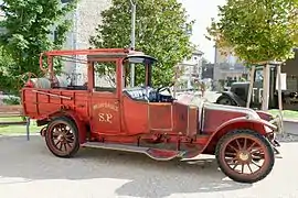 Exposition du camion de pompier devant l'hôtel de ville lors du 50e anniversaire du film La Grande Vadrouille.