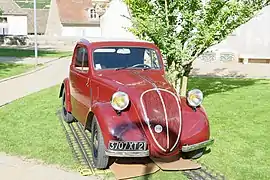 Simca 5, photo prise lors du 50e anniversaire du film La Grande Vadrouille, devant l'hôtel de ville de Meursault, Côte-d'Or, France en 2016.