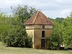 Pigeonnier dans le bourg.