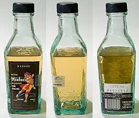 Bouteille de mezcal sous différents angles