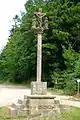 Le calvaire de Mézedern, face à l'entrée du chemin du manoir.