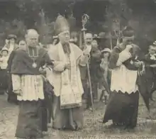 Mgr Jean-Auguste Eyssautier présidant le Pèlerinage à Croix-Gente.