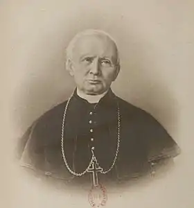 Photographie en noir et blanc représentant Mgr Isoard en tenue ecclésiastique.