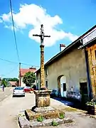 Croix ancienne au centre du village.