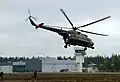 Hélicoptère militaire Mi-8 à l'aéroport d'Utti.