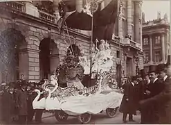 « Le Triomphe », char automobile électrique de la Reine des Reines de Paris, en 1903.