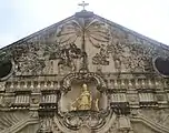 Façade de l'église avec bas-relief du fronton et statue de Saint Thomas de Villeneuve