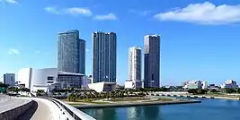Ville américaine composée d'immeubles et de routes (Miami).