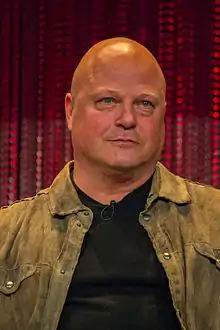 Michael Chiklis interprète Nathaniel Barnes.