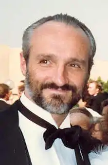 Michael Gross interprète Alfred Mosby.