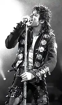 Photographie de Michael Jackson en concert en 1988.