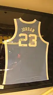 Le maillot des Tar Heels de Michael Jordan conservé dans un cadre étanche en souvenir de sa victoire en 1982.