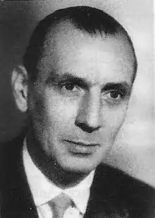 Portrait d'un homme en noir et blanc.