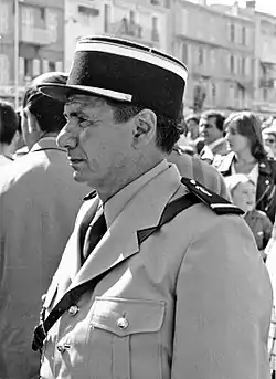Photo en noir et blanc d'un homme habillé en gendarme.