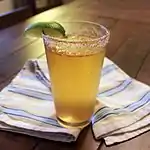 Un verre rempli d'alcool orné de sucre et d'un morceau de citron