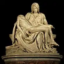 Image d'une sculpture représentant le corps du Christ allongé en diagonale sur les genoux de sa Mère.