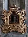 La niche à barreaux où est conservée la tête du bienheureux Carcano, dans l'église Saint-François (it) à Lodi.