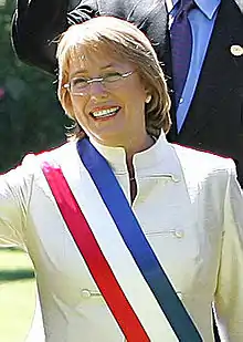 Michelle Bachelet, première femme élue chef de l'État au suffrage universel direct en Amérique du Sud( Chili, 2006).