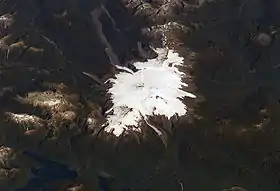 Image satellite du Michinmahuida et son glacier ; le volcan Chaitén est visible en haut à droite.