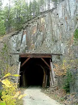 Photographie d'un tunnel situé sur le parcours du Mickelson Trail.
