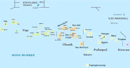 Carte en couleur. Les quatre États des États fédérés de Micronésie (Yap, Chuuk, Pohnpei et Kosrae) sont des îles entourées de couleur.