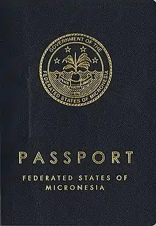 Page bleue foncée avec le logo du gouvernement et au-dessous les mots "PASSPORT FEDERATED STATES OF MICRONESIA"