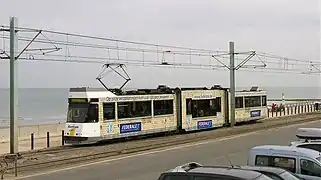 25 août 2011 Motrice type 6000 modernisée de De Lijn (série 6000-6049 avec caisse centrale surbaissée) en service sur la ligne de la côte.