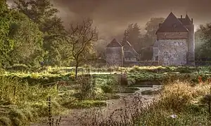 Le château-ferme et le donjon.